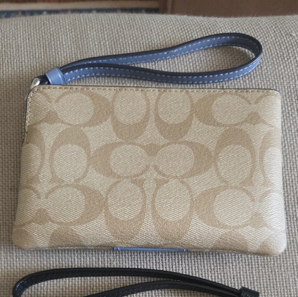 Coach Wristlet Light Blue - Picture 3 of 3
